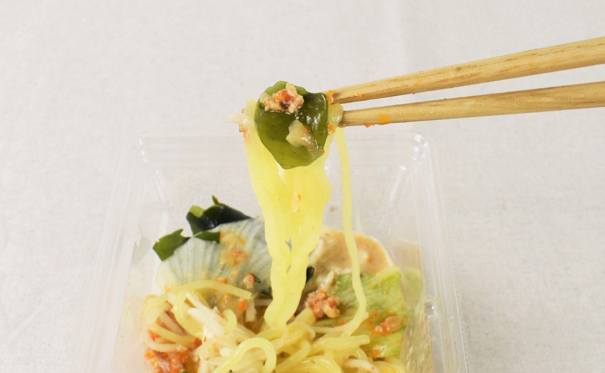 ローソンのおすすめサラダ「担々麺風こんにゃく麺サラダ」の実食画像