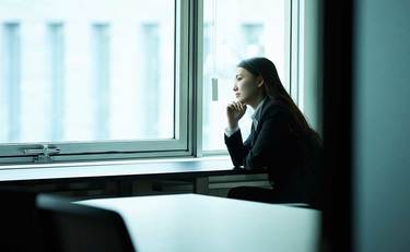 「一匹狼とは割り切って仕事の話だけする」…は職場の正しい選択か!?