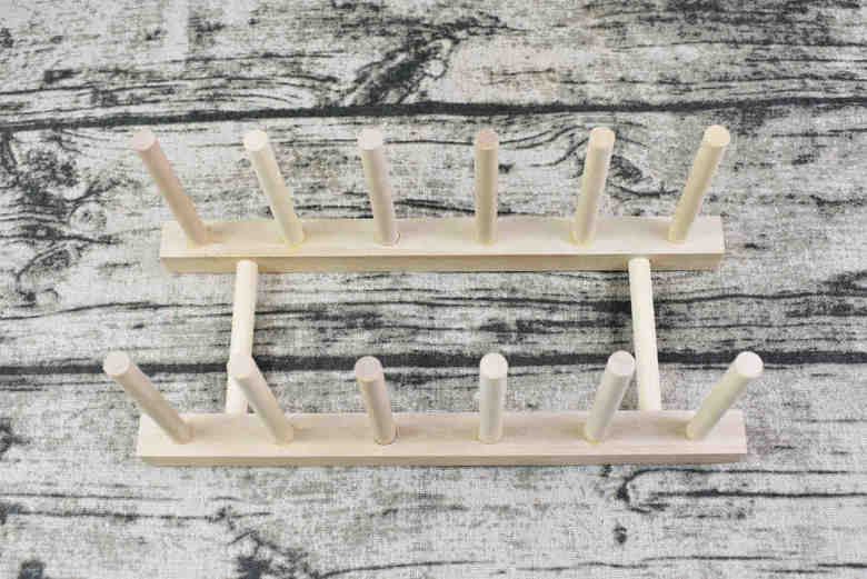 ダイソーおすすめ収納「木製お皿立て」の組み立て中画像