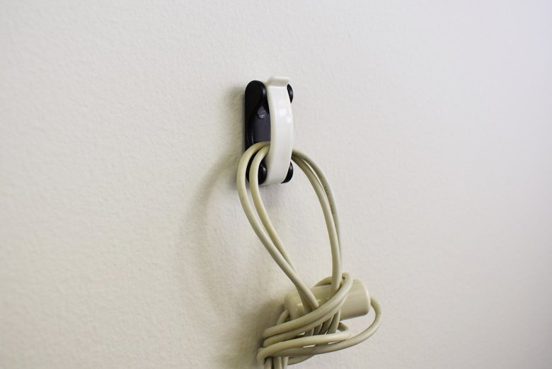 セリア人気商品「粘着テープ開閉フック2個入」の実物画像2