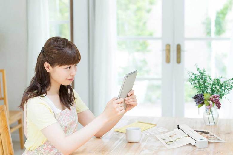 ▲スキャナーを使って書類をデータ化すれば、コンパクトに！（株式会社PFU　ScanSnap）