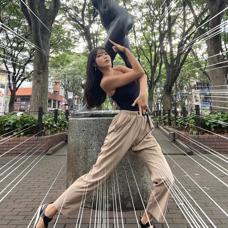 決まってる！屋外でも奇跡のジョジョ立ちを披露