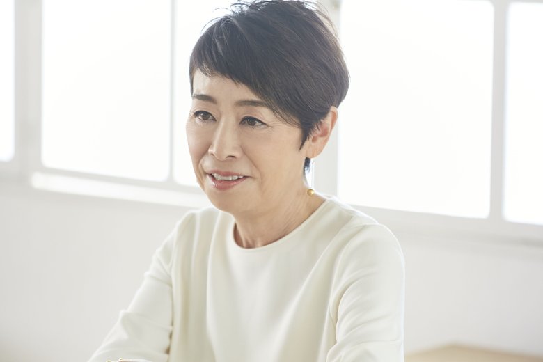 白いカットソーと白いパンツ。清潔感のある私服姿の安藤さん