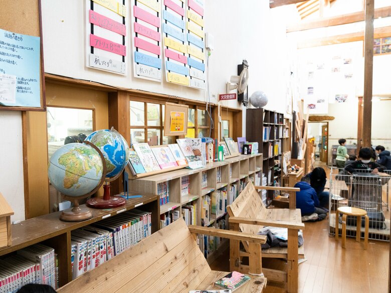 「気になったらすぐ手を伸ばせるように」フリースペースの至るところに本棚を設置