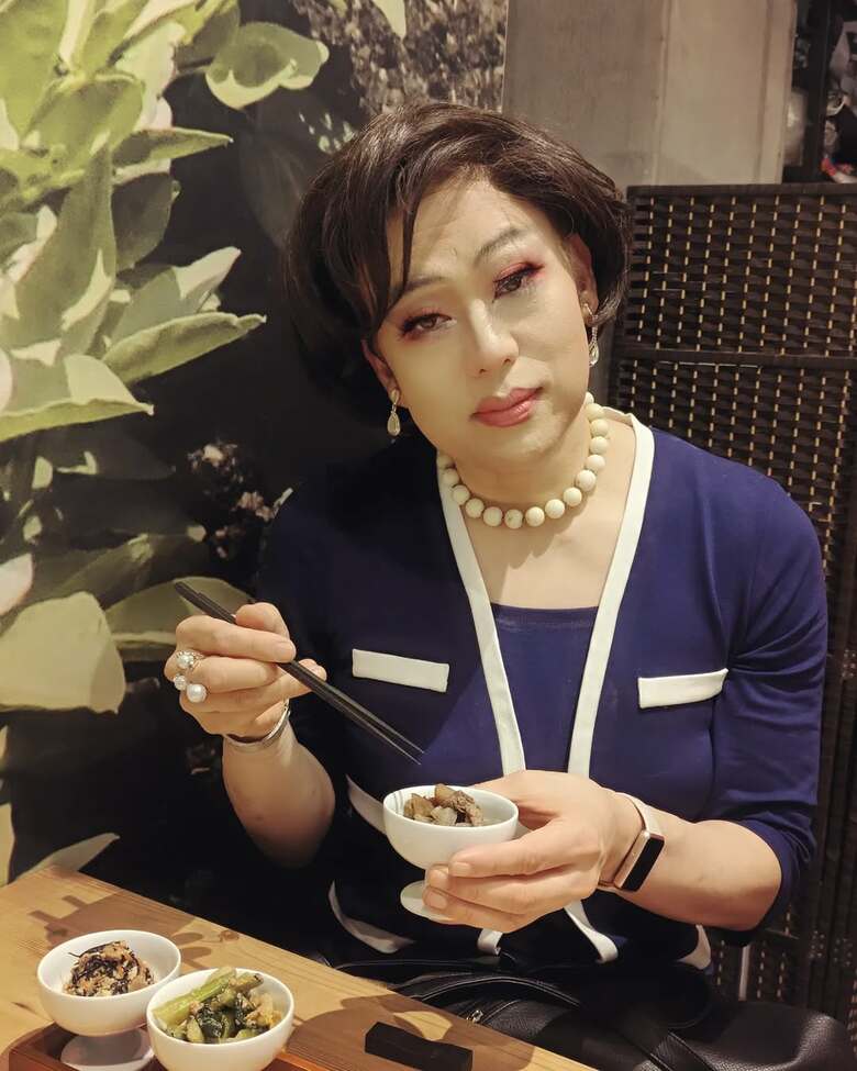 仕事が終わり、食事中の一枚