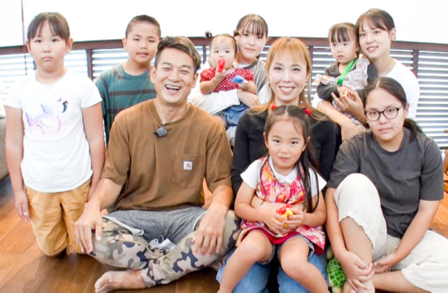 夫のMARKさんやお子さん、お孫さん（HISAKOさんの右）たちとともに