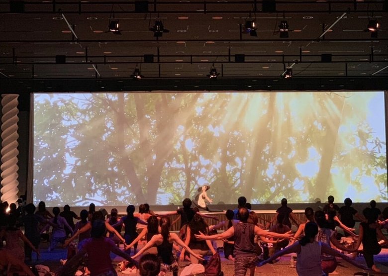 「YOGA JAPAN」というイベントでレッスンを行うMaiさん