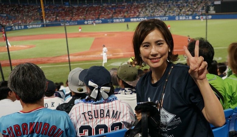 ヤクルトスワローズで現役として活躍していたころの青木宣親選手を応援する青木さん