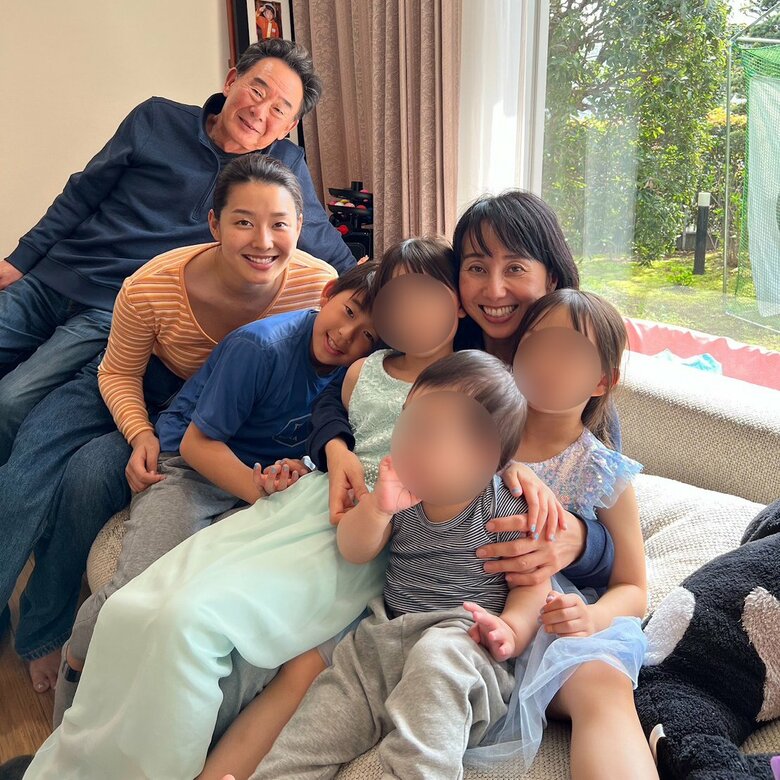 東尾修さんとすみれさん、子どもたちに囲まれて