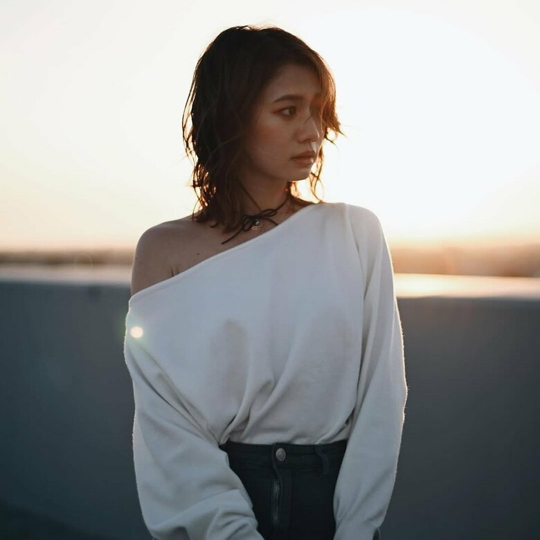 2024年2月、ロサンゼルスにて。物憂げな表情のYunaさん