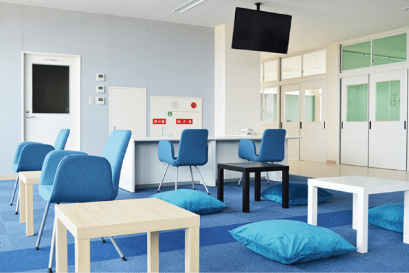 青で統一されたラウンジは生徒が自由に使うことができる