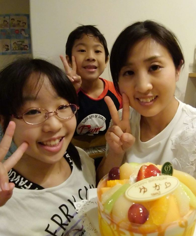 ケーキが美味しそう！原さんの誕生日に、家族でお祝い