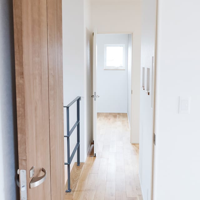 部屋をつなぐ廊下など、風の通り道に洗濯物を干すと、より乾きやすい