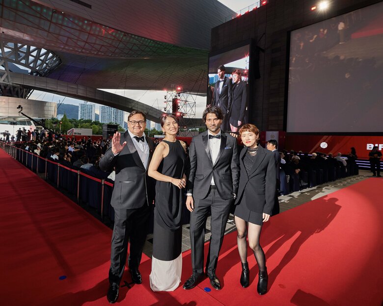 「ドレスはセルフスタイリングで」釜山国際映画祭で映画『Tiger』の監督らと野波さん（写真左から2番目）