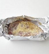 ホイルの4辺は肉汁が流れ落ちないように、立ち上げておく。