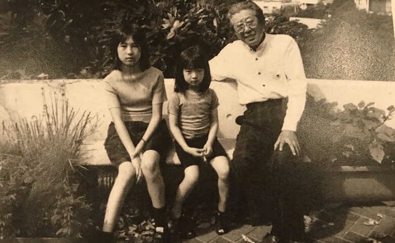 祖父の作曲家・團伊玖磨氏と。中央が遥香さん