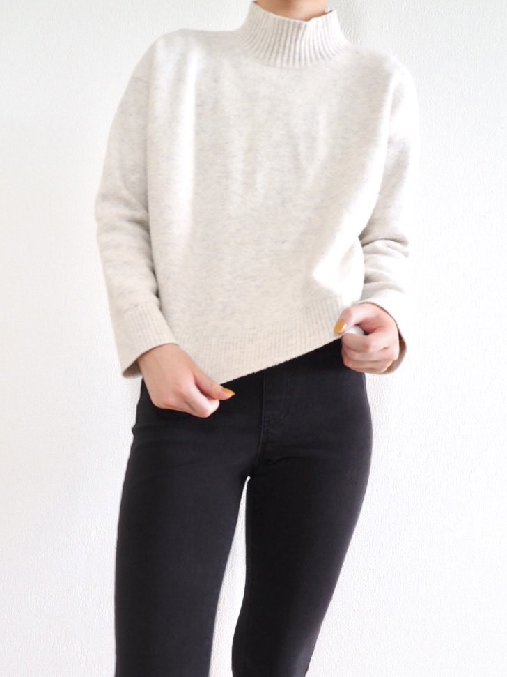 スフレヤーンモックネックセーターは「ふんわり軽くて暖かくて伸縮性も抜群。重ね着する季節でもストレスゼロ」