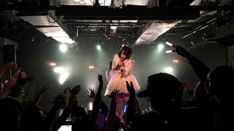 ライブで熱唱する夏目さん