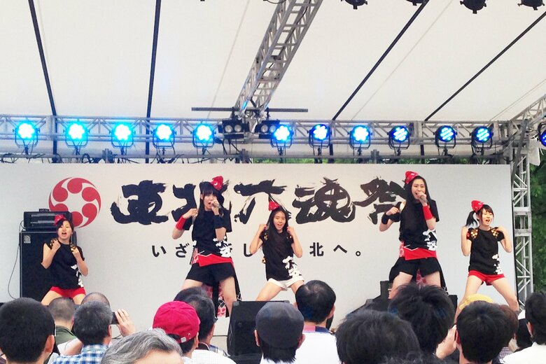 東北六魂祭のイベントのステージに立ち、パフォーマンスを披露するりんご娘