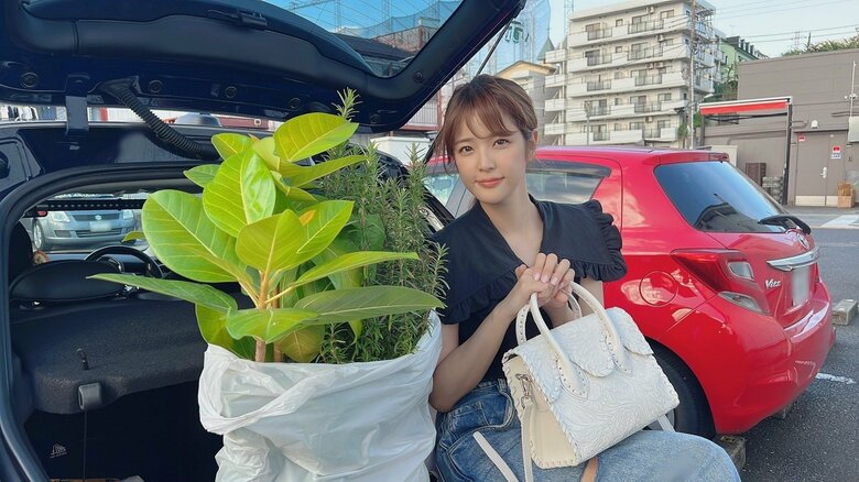 自宅用に観葉植物などを購入した久代さん