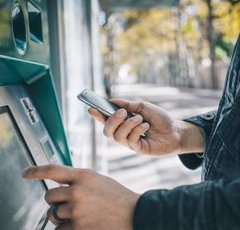 Wi-Fiや電源も使い放題！銀行の"フリースペース"に注目