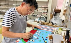 《趣味はすべて捨てた》50代で「片道3時間」の塾通い始め30年来の夢叶える！子ども服店主の決意「59歳で念願の絵本作家に」