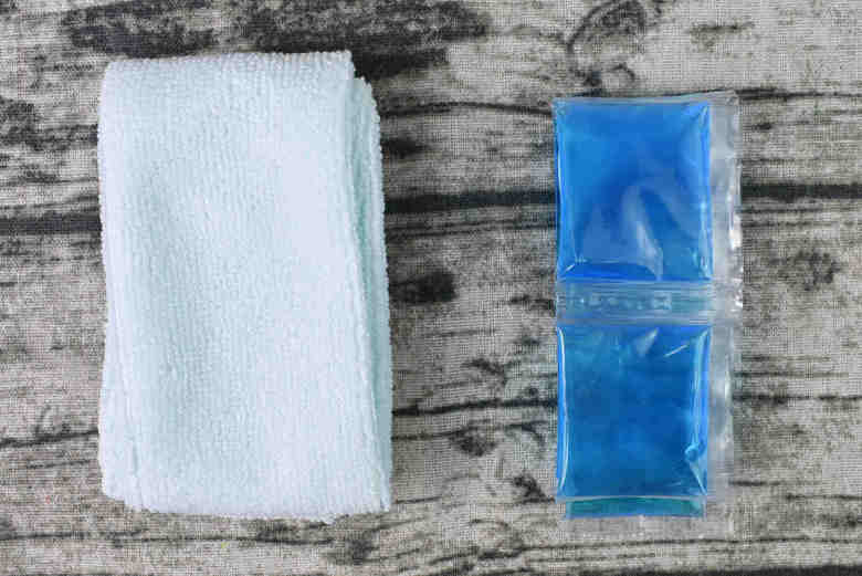 ダイソーのおすすめ商品「首元ひんやり！ ジェルパッド付タオル」の実物画像