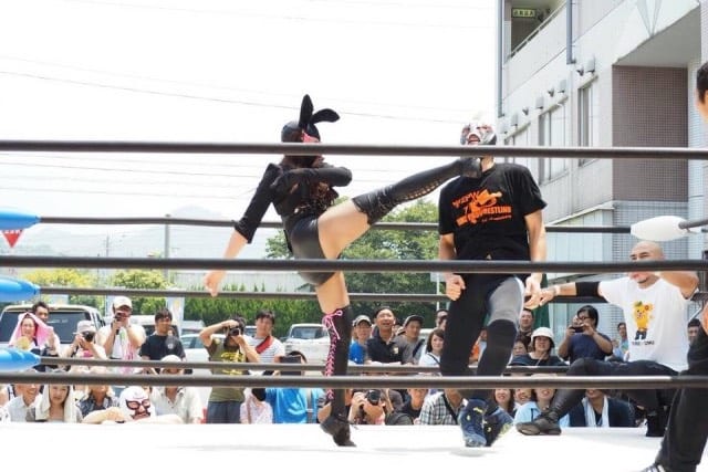 リングに立つキューティエリー・ザ・エヒメ