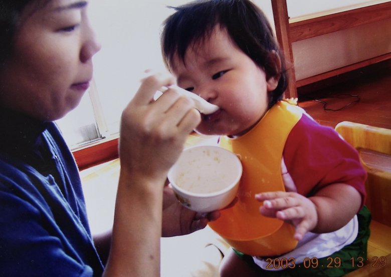 はなさんにご飯を食べさせる千恵さん。通っていた保育園の食育がきっかけで、食への向き合い方が180度変わった