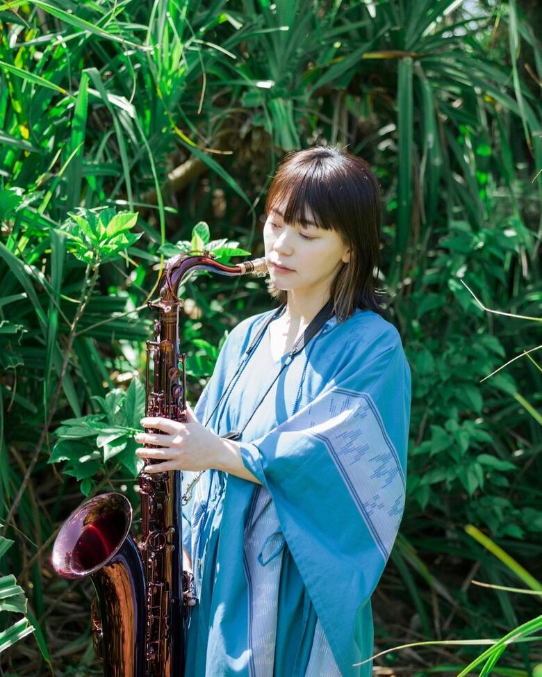 サックス奏者としても活動の幅を広げるAKINAさん