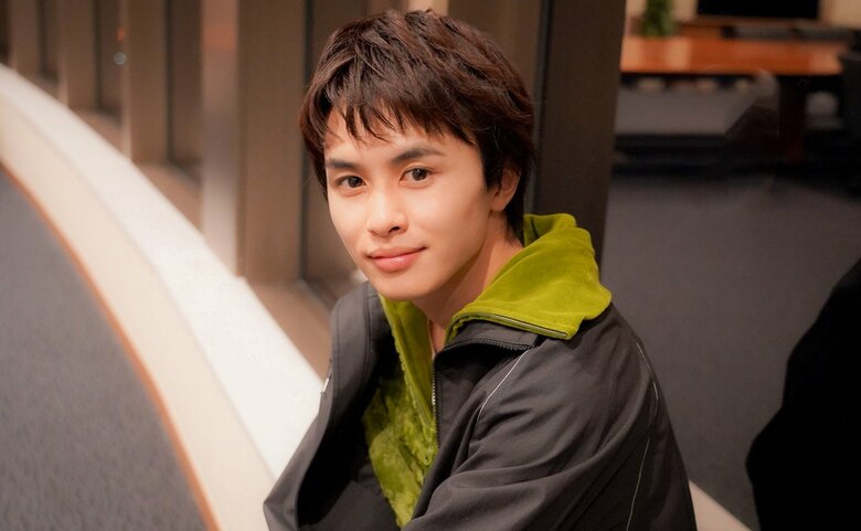 黒いスポーティなジャケットを着た草川さん