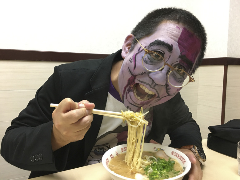 ゾンビにふんしてラーメンをほうばる岡本さん