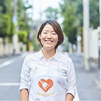 管理栄養士。出張料理サービス会社シェアダイン所属シェフ。女子栄養大学卒業後、委託給食会社に就職し、社員食堂や保育園に勤務。その後、２年間の海外留学を経て、IT企業に就職。調理、レシピ開発、栄養指導などを担当する。現在は、約800人の登録シェフの中で、リピート率、活動件数ともにNo.1を誇り、予約の取れない人気シェフとして活躍中。2020年9月には、初の著書である「シャアダイン人気No.1およねさんの昔ながらの作り置き」（宝島社）を発売。