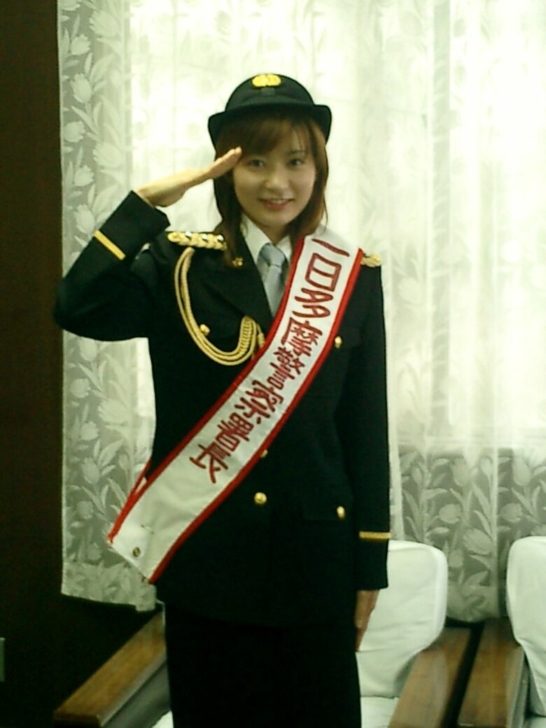 一日警察署長を務めるキャスター時代の多田さん