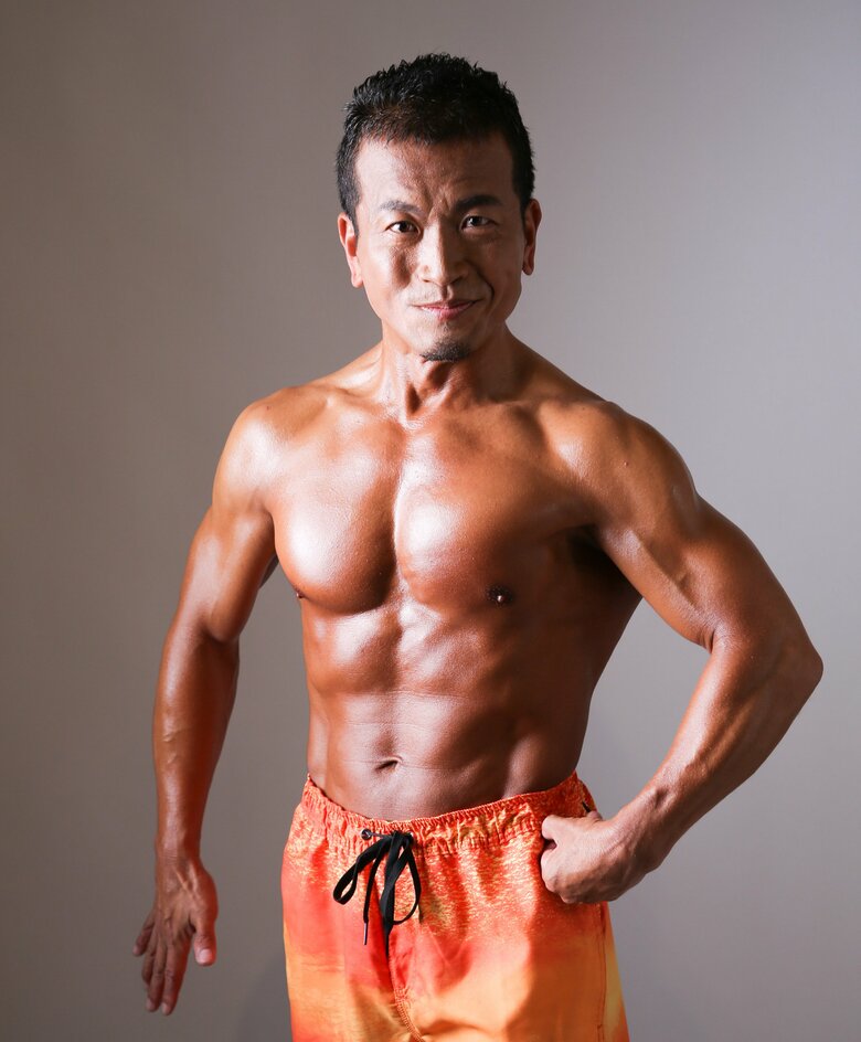 ボディビルディングで鍛えた肉体を披露する清水博弁護士