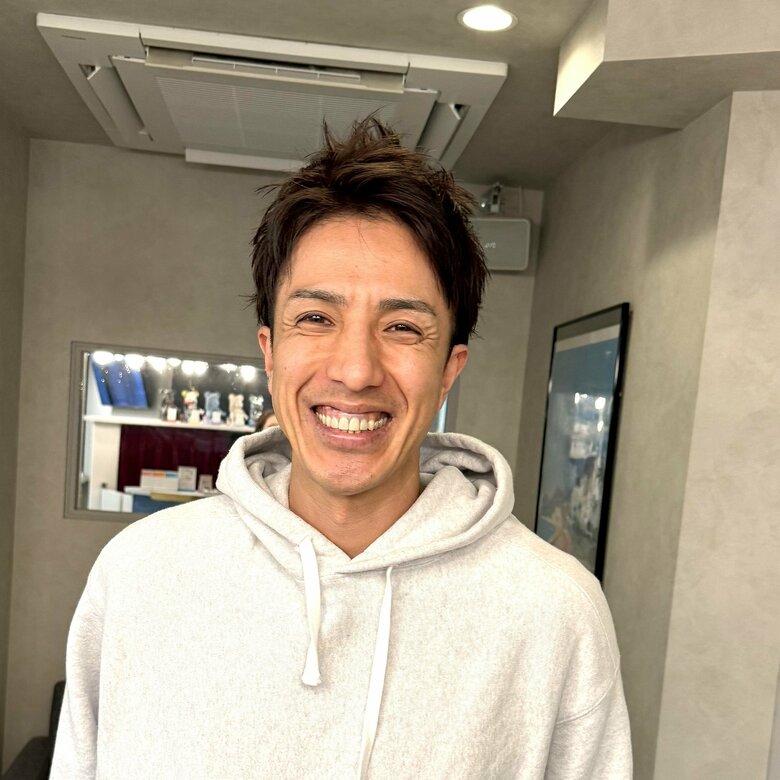 膝をしっかり治すために落ち着こうと、長年の鮮やかな髪色を黒色にして覚悟を決めたツネさん