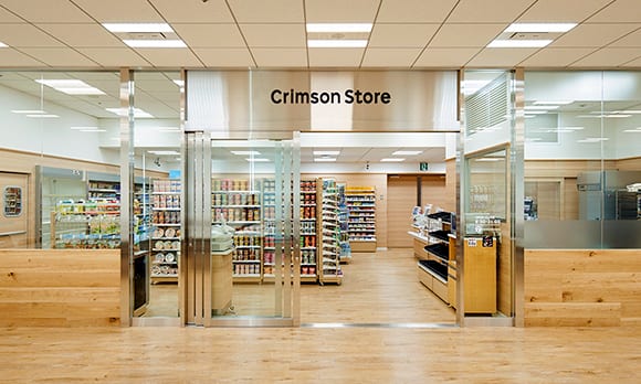 障がいを持った従業員も働く社内コンビニエンスストア「楽天クリムゾンストア」は、楽天ゴールデンキッズ利用児童が「お仕事見学」をすることもある