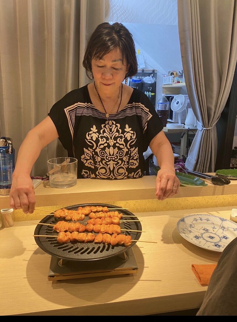 お客さんの目の前で焼き立ての串焼きを提供するペンさん