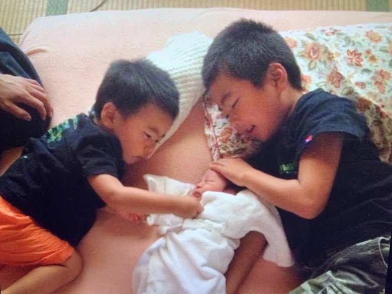 松が丘助産院で生まれた奈々さんの長女と、長男・次男