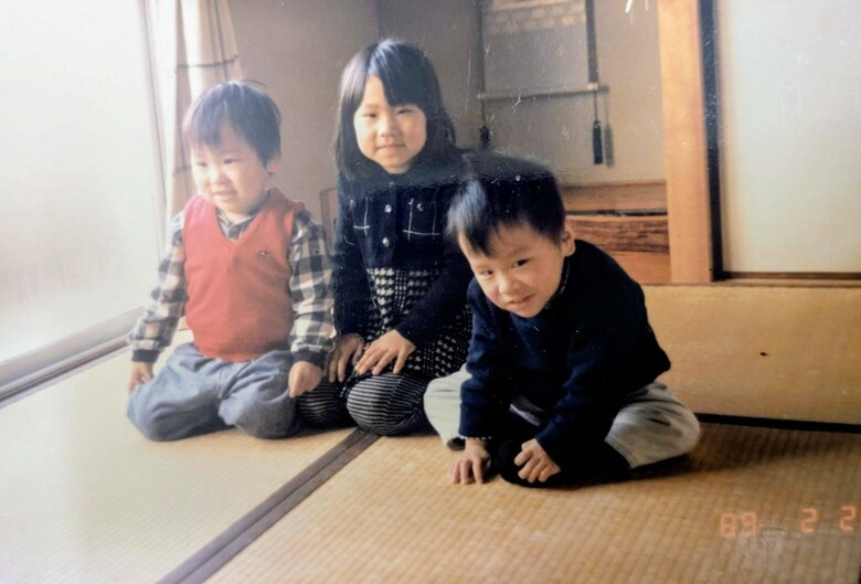 「障がい」が身近だった幼いころの竹内さん。双子の弟と一緒に