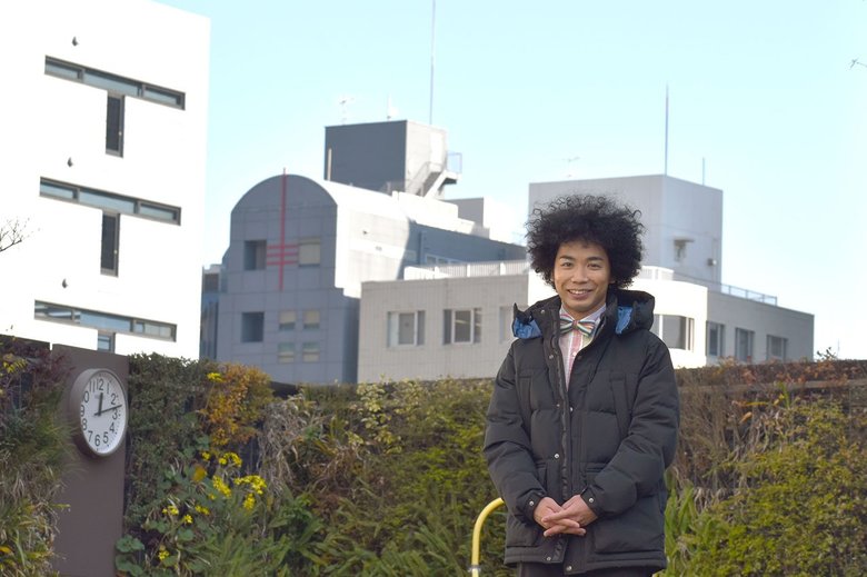 お話を聞いた日は雲ひとつない晴天。空をバックに笑顔のくぼさん