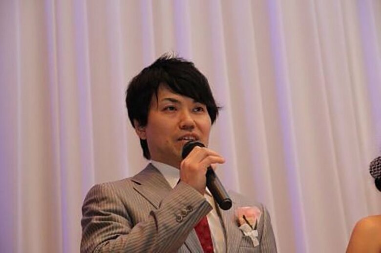 結婚式で挨拶をする太田さん