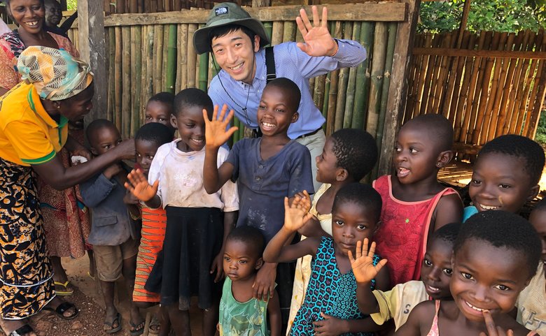 河合辰信代表取締役社長が児童労働撤廃に取り組むカカオ農園を視察している様子