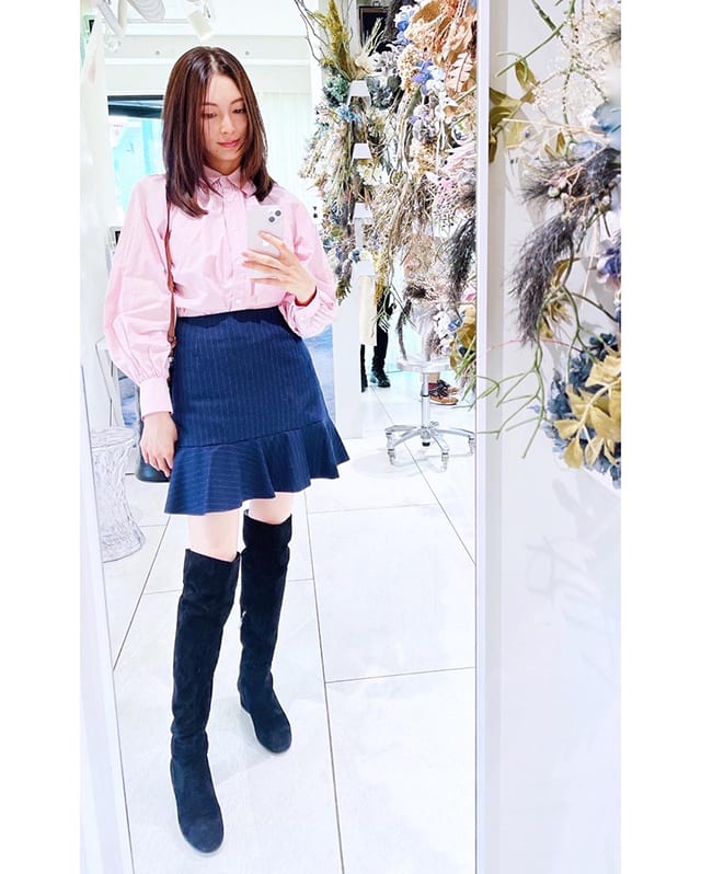 ミニスカート姿の押切もえさん