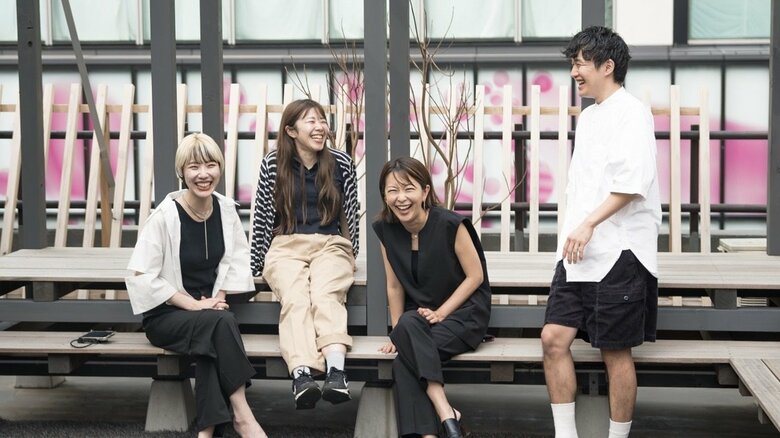 一緒に働く若手メンバーと