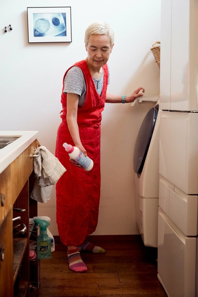 田中さん宅の洗濯機の置き場は、なんとキッチンの横。使用済みのふきんをポイポイと投げ入れられるので重宝している