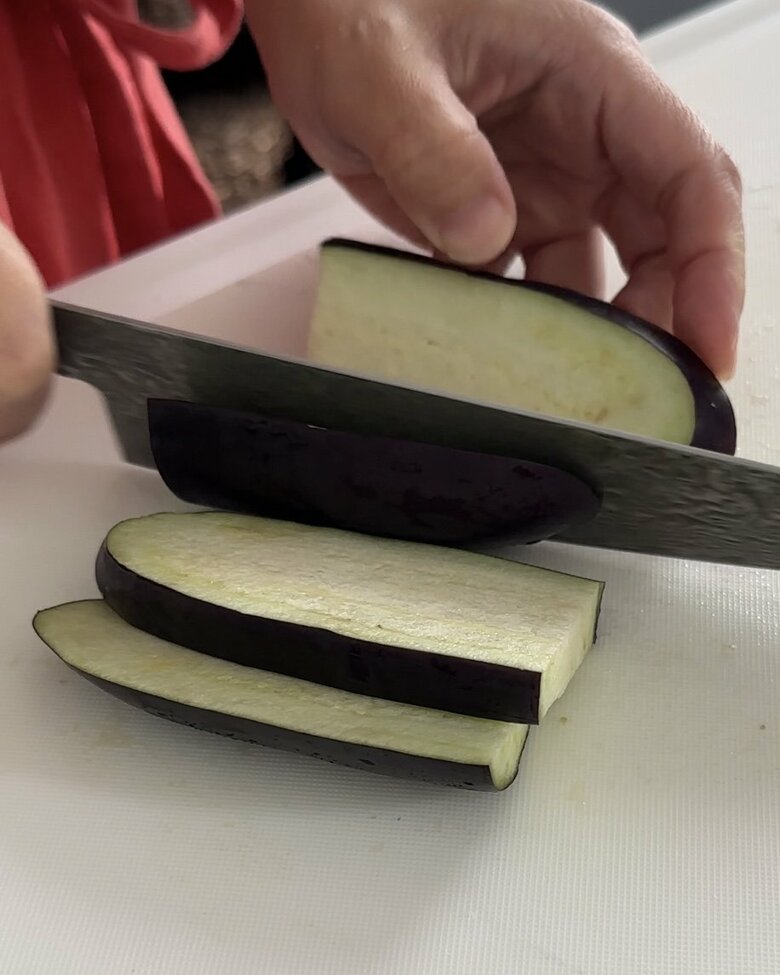 なすを縦に５～7mm幅に切る