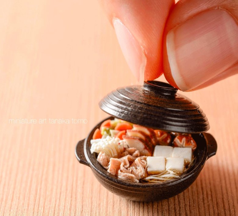 鍋のミニチュア。今にも湯気が出てきそうな雰囲気