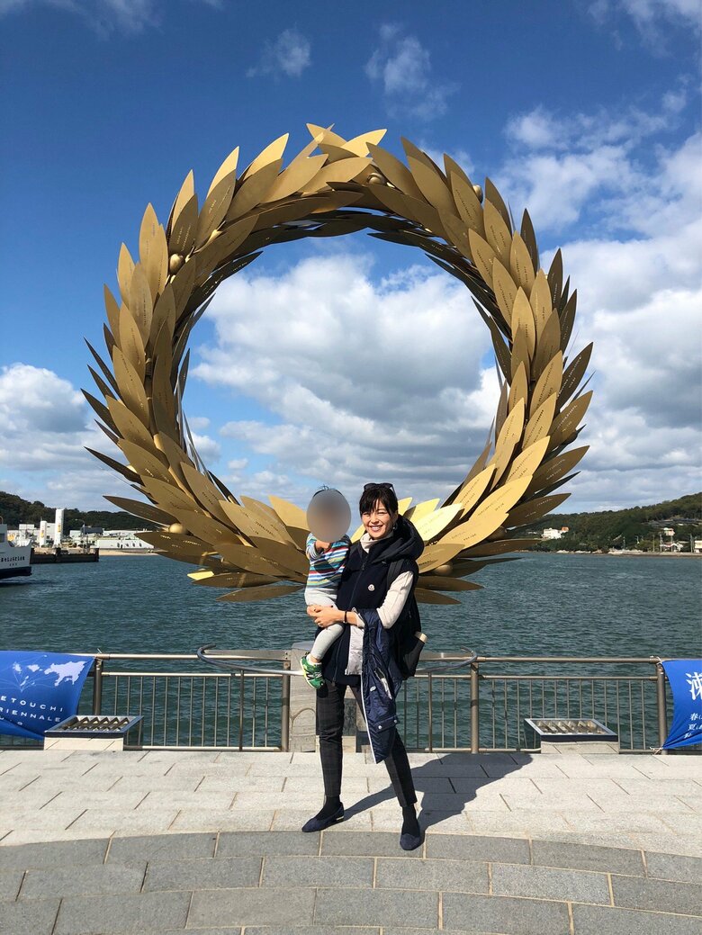 現在2人のお子さんの母親となった中野さん。瀬戸内海をバックに長男との2ショット