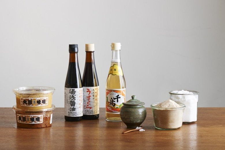 ▲𠮷田さんオススメの調味料。この他にも、酒は料理酒より安くても清酒を、アルコール度数が低い「みりん風調味料」より本みりんを使って欲しい、と𠮷田さん。